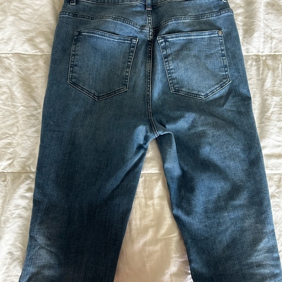 Women’s Blue Jeans - Picture 5 of 5